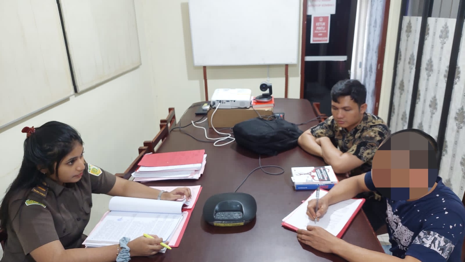 Penyidik Sat Resnarkoba Polres Tapsel saat melimpahkan tersangka berikut berkas kasus narkoba dan barang bukti ke Kejaksaan