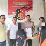 Kedua belah pihak dalam kasus dugaan pencemaran nama baik saling bermaaf-maafan di Joglo Unit Reskrim Polsek Batang Toru