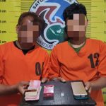 CS dan REL menunjukkan barang bukti usai ditangkap Tim Opsnal Sat Resnarkoba Polres Padangsidimpuan