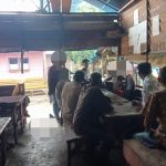 Personel Sat Resnarkoba Polres Tapsel yang dipimpin KBO, Ipda TP Saragih saat melaksanakan GKN di salah satu Warung di Desa Pargumbangan, Kecamatan Angkola Muaratais