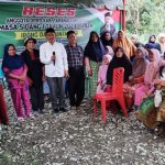 Anggota DPRD Tapsel, Ipong Dalimunthe, tampak dikerubungi "Emak-emak" yang meminta foto bersama usai menggelar Reses Masa Sidang I tahun 2023-2024 di Kampung Batu Horpak Jae, Desa Pinagar, Kecamatan Arse