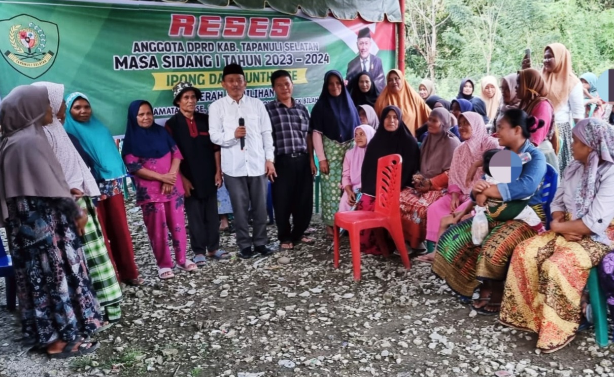 Anggota DPRD Tapsel, Ipong Dalimunthe, tampak dikerubungi "Emak-emak" yang meminta foto bersama usai menggelar Reses Masa Sidang I tahun 2023-2024 di Kampung Batu Horpak Jae, Desa Pinagar, Kecamatan Arse