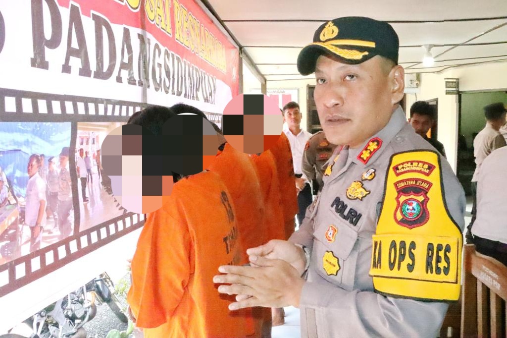 Kapolres Padangsidimpuan, AKBP Dudung Setyawan, saat menanyai wanita "pemain" sabu usai konferensi pers