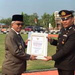 Kapolsek Padang Bolak, AKP Zulfikar, terima penghargaan dari Pemkab Paluta melalui Wakil Bupati, H Hariro Harahap, atas keberhasilannya bersama anggota dalam mengungkap sejumlah kasus narkotika