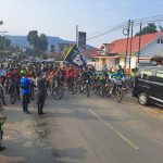Kapolsek Batang Toru, AKP Tona Simanjuntak, lepas ratusan peserta Gowes Fun Bike menuju Pantai Indah Kalangan, Kecamatan Pandan, Kabupaten Tapanuli Tengah