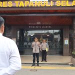 Kapolres Tapsel, AKBP Imam Zamroni, memberikan arahan ke personel yang terlibat Pam pelaksanaan Pilkades Paluta pada Apel pagi jam Pimpinan