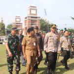 Bersama Bupati Paluta, Andar Amin Harahap, dan Dandim 0212/TS, Letkol Inf Amrizal Nasution, Kapolres Tapsel, AKBP Imam Zamroni, melakukan cek kesiaan personel yang akan melaksanakan Pam TPS pada Pilkades mendatang
