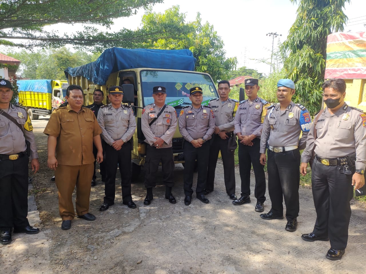 Kanit Reskrim Polsek Batang Angkola, Ipda Asjul Pane, dan lainnya saat mengawal pendistribusian logistik Pilkades Paluta