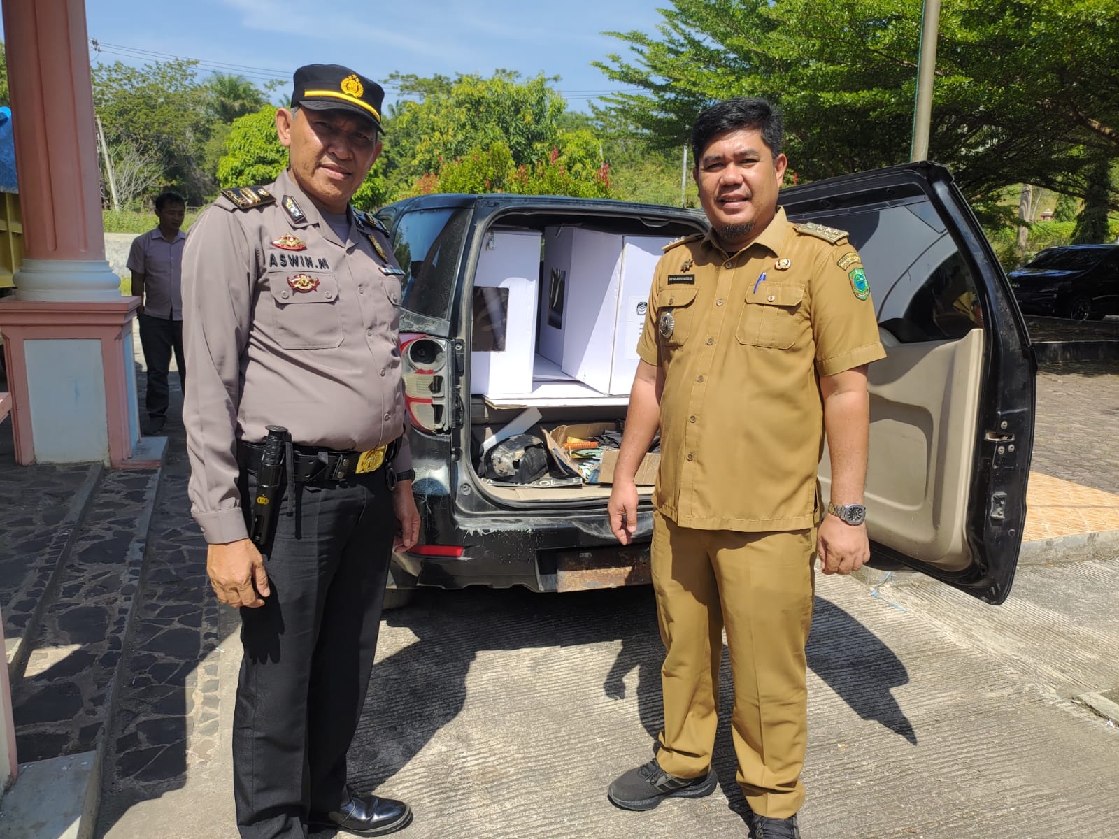 KBO Sat Intelkam Polres Tapsel, Iptu Aswin Manurung, saat mengawal pendistribusian logistik Pilkades Paluta