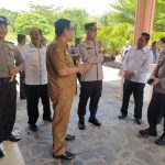 Kapolres Tapsel, AKBP Imam Zamroni, dan jajaran mengecek logistik Pilkades Paluta di Kantor Dinas PMD