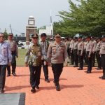 Wakil Bupati Paluta, H Hariro Harahap, dan Waka Polres Tapanuli Selatan, Kompol Rahman Takdir Harahap, mengecek pasukan gabungan pada pelaksanaan tugas Pam Pilkades Paluta saat Apel pengembalian