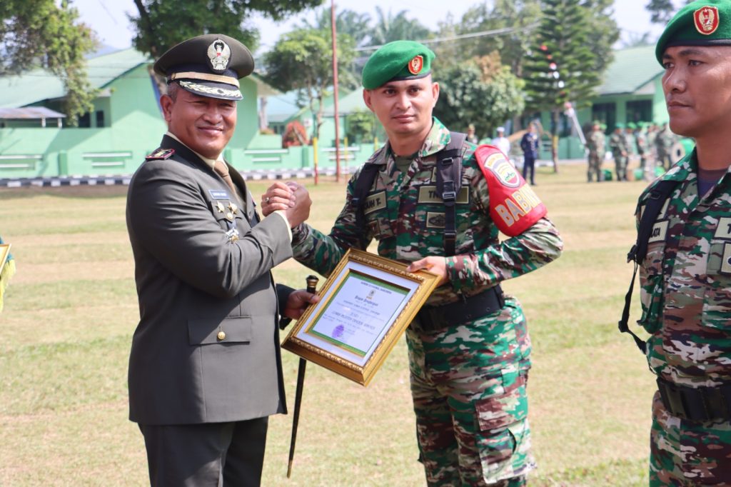 Momen HUT TNI ke-78, Danrem 023/KS Beri Penghargaan ke Prajurit Berprestasi