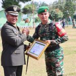 Danrem 023/KS, Kolonel Inf Lukman Hakim, saat memberi Piagam Penghargaan ke prajurit yang berprestasi di sela momen peringatan HUT TNI ke-78