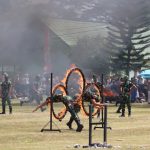 Aksi akrobatik prajurit Yonif 123/RW saat melompati lingkaran api pada peringatan HUT TNI ke-78 memukau ratusan pasang mata pengunjung