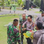 Kapolsek Padang Bolak, AKP Zulfikar, dan anggota beri kejutan sekaligus suapi kue ulang tahun ke prajurit TNI dalam rangka merayakan HUT TNI ke-78