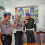 Kasat Lantas Polres Tapsel, AKP Sofyan Helmi Nasution, didampingi Kasi Propam, Iptu R Tri Harjanto, menyuapi kue ulang tahun ke Dansubdenpom 1/2-3 Padangsidimpuan, Kapten CPM Ongku Siregar, dalam rangka merayakan HUT TNI ke-78