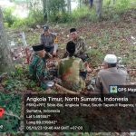 Sembari duduk di Pohon Rindang, Bhabinkamtibmas Polsek Sipirok, Aiptu Anwar Harahap, beri pesan Kamtibmas ke warga binaan