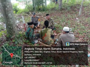 Duduk Bersama di Bawah Pohon Rindang, Bhabinkamtibmas Polsek Sipirok Beri Pesan Kamtibmas