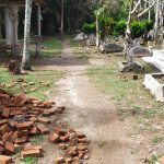 Tampak batu bata berserakan di dekat lokasi proyek pagar tanah kuburan di Desa Sibulan, Kecamatan Tebing Syahbandar, Kabupaten Sergai