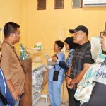 Kapolres, AKBP Dudung Setyawan, didampingi Ketua Bhayangkari Cabang Padangsidimpuan, Ny Liza Dudung Setyawan, saat menjenguk bayi yang sedang sakit penyumbatan usus di RSUD Padangsidimpuan