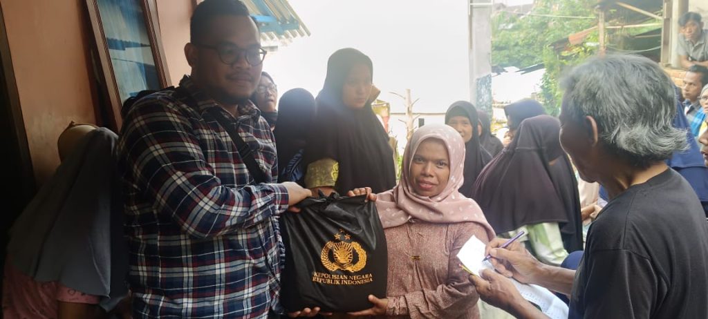 Melalui M Fajar Dalimunthe, Komjen Pol Agus Andrianto Salurkan Puluhan Paket Bansos di Padangsidimpuan