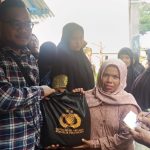 Ketua Prima DMI Tabagsel, M Fajar Dalimunthe, menyalurkan paket Bansos dari Pembina Prima DMI Sumut, Komjen Pol Agus Andrianto, di Lingkungan II Silayang-layang, Kelurahan Wek II, Kecamatan Padangsidimpuan Utara