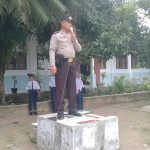 Personel Polres Tapsel, Aiptu Edi Susena, saat memberikan arhan ke pelajar SMP Negeri 2 Batang Angkola untuk menghindari perundungan