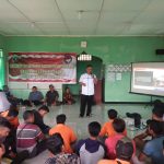 Kasat Resnarkoba Polres Tapsel, AKP Salomo Sagala, saat memberikan sosialisasi bahaya narkoba bagi ratusan karyawan PT Hexasetia Sawita di Portibi Kabupaten Paluta