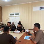 Kajari Padangsidimpuan, Jasmin Simanullang, didampingi Kasi Intel, Yunius Zega, dan lainnya, saat penetapan 3 orang tersangka pada kasus dugaan korupsi proyek pembangunan IPAL Domestik pada Dinas Lingkungan Hidup Provinsi Sumut TA 2020.