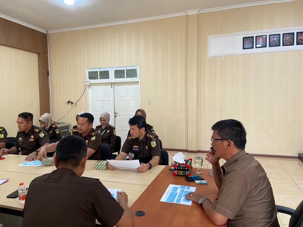Kajari Padangsidimpuan, Jasmin Simanullang, didampingi Kasi Intel, Yunius Zega, dan lainnya, saat penetapan 3 orang tersangka pada kasus dugaan korupsi proyek pembangunan IPAL Domestik pada Dinas Lingkungan Hidup Provinsi Sumut TA 2020.