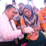 Bupati Tapsel, H Dolly Pasaribu, saat teteskan obat tetes mata kepada peserta Operasi Mata Katarak gratis yang diselenggarakan PT AR di RSUD Sipirok