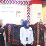 Kapolres Tapsel, AKBP Imam Zamroni, dan Kajari, Siti Holija Harahap, mengulosi Ketua Tim Surveyor Indonesia