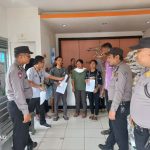 Personel Polsek Batang Toru mengawal jalannya penyaluran bantuan pangan cadangan beras dari pemerintah alokasi Oktober 2023