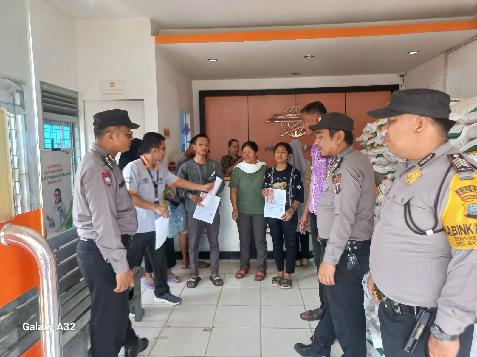 Personel Polsek Batang Toru mengawal jalannya penyaluran bantuan pangan cadangan beras dari pemerintah alokasi Oktober 2023