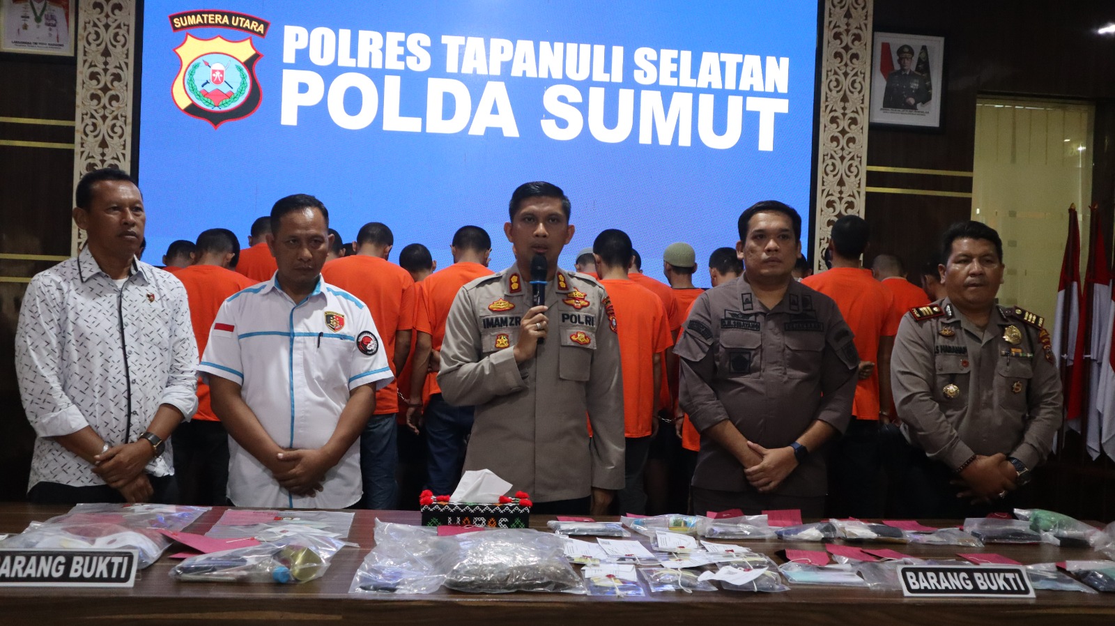 Kapolres Tapsel, AKBP Imam Zamroni, bersama Kasat Resnarkoba, AKP Salomo Sagala, dan Kasi Pidum, Dona M Sebayang, ucapkan terimakasih ke masyarakat atas dukungannya ke Polri dalam mengungkap kasus narkotika jenis sabu dan ganja