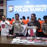 Kapolres Tapsel, AKBP Imam Zamroni, bersama Kasat Resnarkoba, AKP Salomo Sagala, Kanit Reskrim Polsek Padang Bolak, Iptu Mulyadi, Kasi Pidum Kejari Padang Lawas Utara, Dona M Sebayang, saat ekspose 27 pelaku narkoba dan barang bukti hasil pengungkapan Polres Tapsel