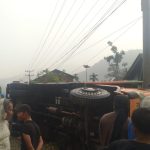 Warga berduyun-duyun menyaksikan Truk Fuso terbalik dan menimpa sebuah Warung di Desa Janji Manaon, Kecamatan Batang Angkola, Kabupaten Tapsel