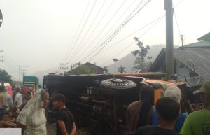 Hujan di Tapsel, Truk Fuso Oleng Timpa Warung, 4 Terluka 1 Luka Berat
