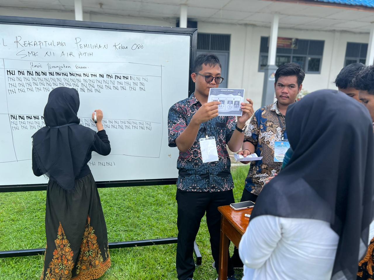 Panitia Pilketos SMK Negeri 1 Air Putih, Kabupaten Batu Bara melakukan penghitungan suara