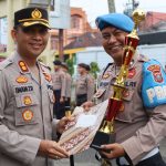 Kapolres, AKBP Imam Zamroni, saat menyerahkan Piala sekaligus penghargaan ke Brigadir Si Propam Polres Tapsel usai sukses meraih juara satu dalam turnamen antar instansi yang digelar Pegadaian Padangsidimpuan