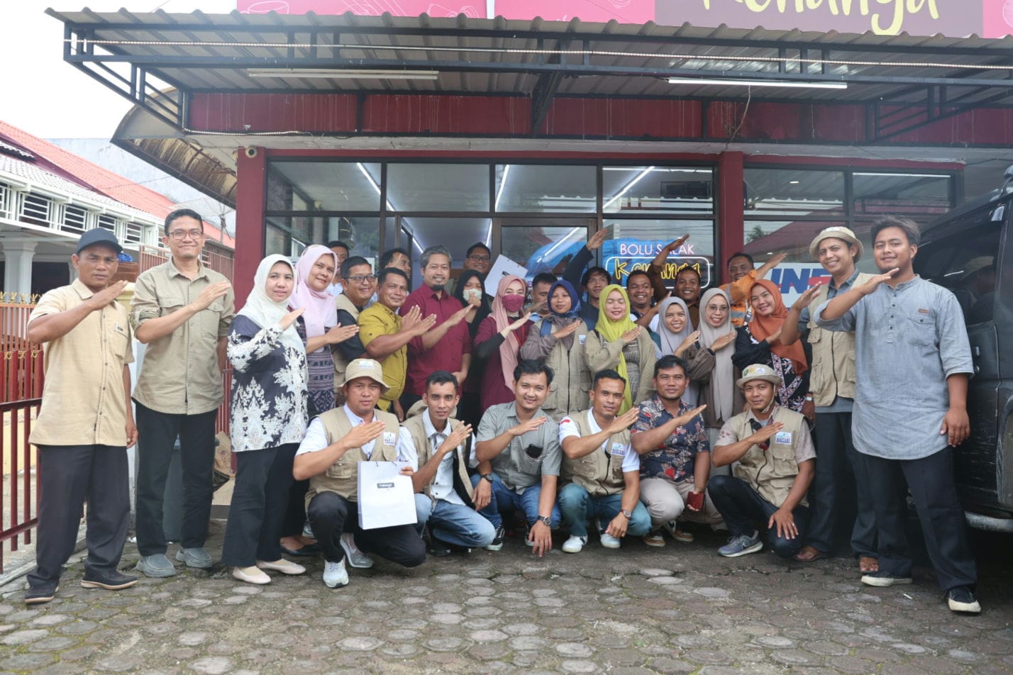 Para Petani Aktor Milenial saat mengikuti pelatihan dasar kewirausahaan Bootcamp di Syaakirah the View and Resto bersama trainer dari Bapeltan Jambi dan Duta Petani Milenial yang mana, program ini merupakan inisiasi PT AR guna mengubah mindset bertani dari Agriculture ke arah Agribisnis