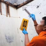 Personel Sat Reskrim Polres Padangsidimpuan saat melakukan identifikasi ke Rumah yang terbakar di Kelurahan Batang Ayumi Julu
