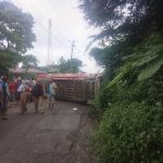 Satu unit Bus Sibualbuali terbalik di Jalan Aek Torop, di Desa Nanggar Jati, Kecamatan Arse, Kabupaten Tapsel