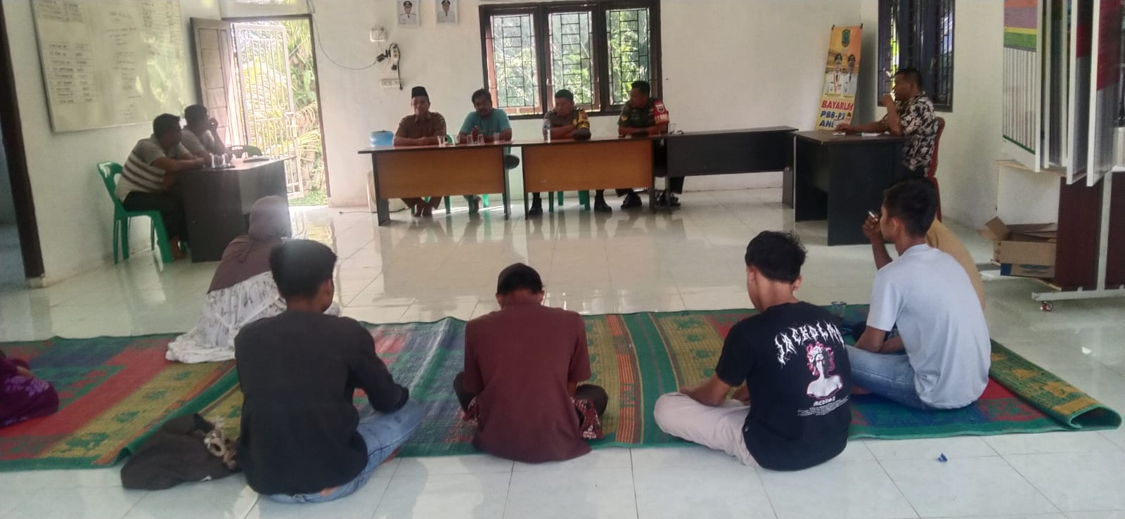 Polsek Padang Bolak saat melakukan mediasi atas dugaan kasus pencurian buah Kelapa Sawit di Desa Aloban, Kecamatan Portibi, Kabupaten Paluta