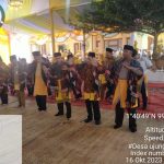 Kepala Polsubsektor Halongonan, Aiptu Sofyan Harahap, ikut manortor di sela pelantikan Pengurus Lembaga Adat dan Budaya di Paluta
