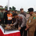 Di saksikan segenap unsur Forkopimda Kabupaten Tapsel dan Paluta, Kapolres AKBP Imam Zamroni, menandatangani prasasti tanda diresmikannya Lapangan Apel Tantya Sudhirajati guna melengkapi fasilitas di Mako Polres yang baru