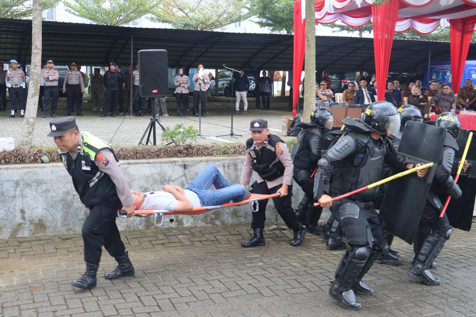 Aksi Penyelamatan Korban di Simulasi Sispamkota Polres Tapsel