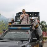 Dari atas kenderaan pengamanan taktis, Kapolres Tapsel, AKBP Imam Zamroni, memimpin simulasi Sispamkota sekaligus memberi arahan pada personel guna menciptakan Pemilu 2024 yang aman dan damai