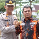 Ketua MPC PP Tapsel, Rocky AP Gultom, salam komando dengan Kapolres, AKBP Imam Zamroni, sebagai wujud nyatakan dukungannya kepada Polri untuk menciptakan Pemilu damai