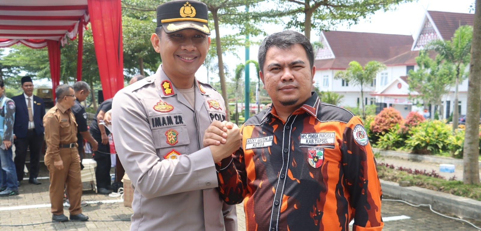 Ketua MPC PP Tapsel, Rocky AP Gultom, salam komando dengan Kapolres, AKBP Imam Zamroni, sebagai wujud nyatakan dukungannya kepada Polri untuk menciptakan Pemilu damai